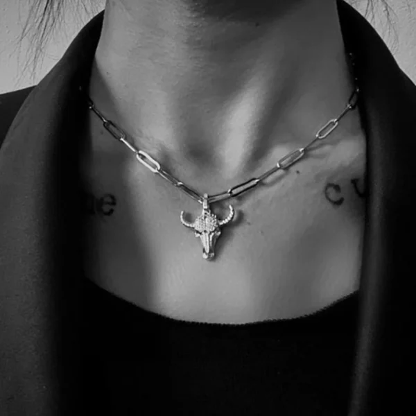 Collana con pendente testa di toro