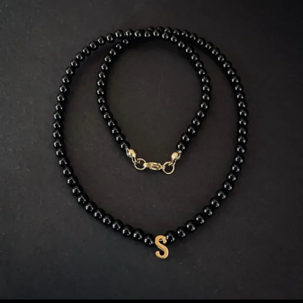 Collana girocollo onice nero e iniziale dorata